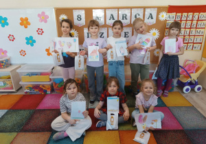 Dziewczynki z prezentami.