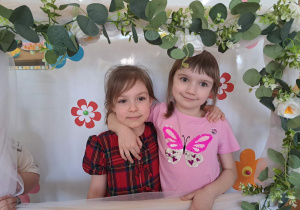 Zdjęcie dziewczynek w kwiatowej ramce.