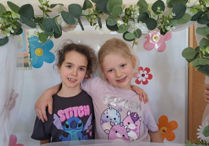 Zdjęcie dziewczynek w kwiatowej ramce.
