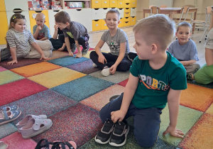 Dzieci biorą udział w zabawie "Dopasuj bucik do księżniczki".