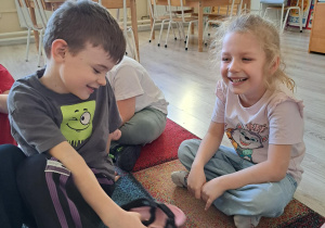 Dzieci biorą udział w zabawie "Dopasuj bucik do księżniczki".