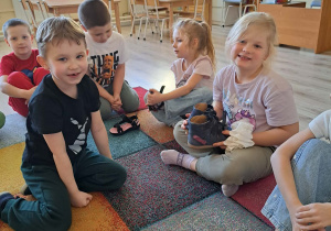 Dzieci biorą udział w zabawie "Dopasuj bucik do księżniczki".