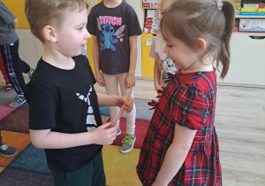 Dzieci biorą udział w zabawie "Taniec z kwiatkiem".