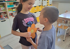 Dzieci biorą udział w zabawie "Taniec z kwiatkiem"