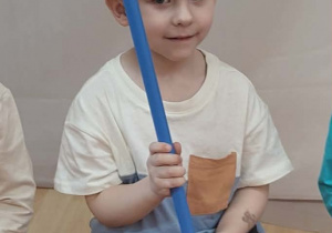 Chłopiec z oceną uśmiechnietej buźki.