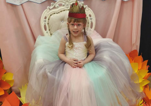 Dziewczynka na tronie.