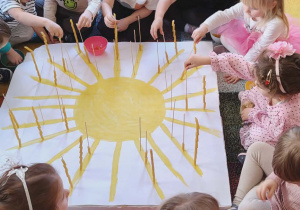 Nakładanie makaronu na wykałaczki.