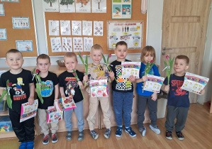 Chłopcy składają dziewczynkom życzenia z okazji dnia kobiet.