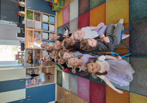 dzieci siedzą na krzesłach