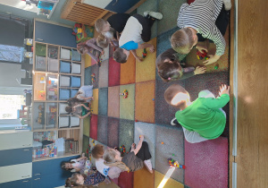 dzieci układają kwiatki z klocków