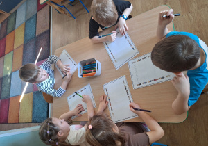 dzieci rysują szlaczki