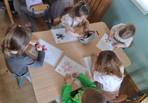 dzieci kolorują kolorowanki