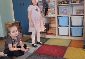 dziewczynka opowiada o swoim talencie