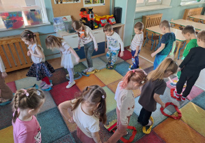 dzieci chodzą po szarfach