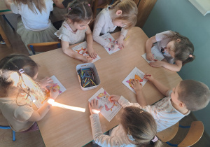 dzieci kolorują Brawojkę