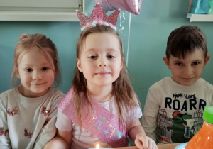 dzieci pozują do zdjęcia