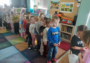 dzieci stoją w kolejce po cukierka