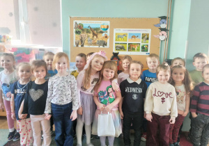 dzieci pozują do zdjęcia grupowego