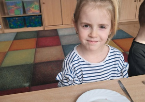 Dziewczynka robi wiosenną kanapkę.