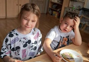 Dzieci prezentują wiosenne kanapki.