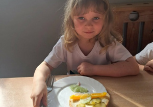 Dziewczynka robi wiosenną kanapkę.