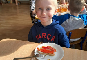 Chłopiec robi wiosenną kanapkę.