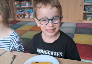 Chłopiec prezentuje wiosenną kanapkę.