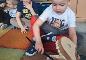 Chłopiec prezentuje jak myć zęby.