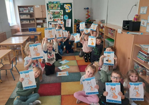 Dzieci prezentują skończone kolorowanki.