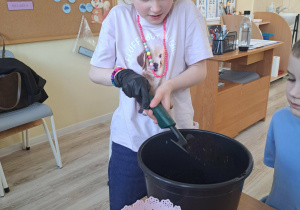 Dzieci zakładają hodowlę szczypiorku.