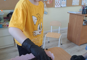 Dzieci zakładają hodowlę szczypiorku.