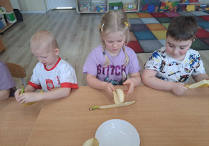 Dzieci przygotowują owoce do wykonania zdrowego koktajlu.