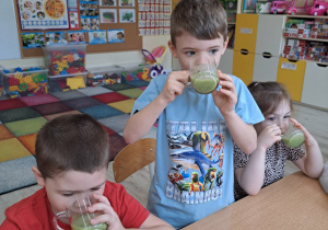 Dzieci piją zdrowy koktajl.