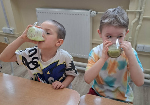 Dzieci piją zdrowy koktajl.