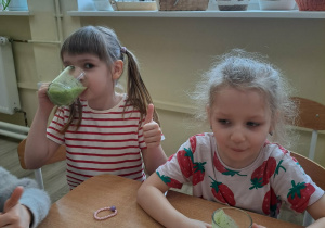 Dzieci piją zdrowy koktajl.