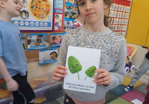 Dzieci uczestniczą w zajęciach ruchowych.