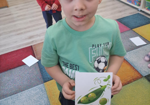 Dzieci uczestniczą w zajęciach ruchowych.