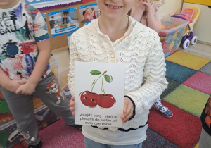 Dzieci uczestniczą w zajęciach ruchowych.