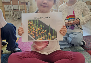 Dzieci poznają rośliny, które można hodować na parapecie.