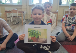 Dzieci poznają rośliny, które można hodować na parapecie.