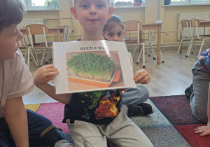 Dzieci poznają rośliny, które można hodować na parapecie.
