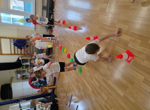 Zajęcia gimnastyczne prowadzone metodą stacyjną.