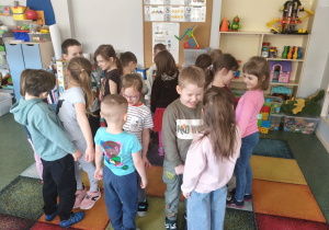 Dzieci podczas wspólnych zabaw.