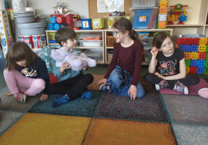 Dzieci wypowiadają sie na temat kolegi/koleżanki w życzliwy i przyjazny sposób.