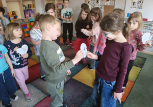 Dzieci podczas wspólnych zabaw.