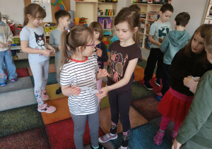 Dzieci podczas wspólnych zabaw.