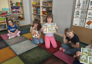 Dzieci opowiadaja historyjkę w swoich grupach.