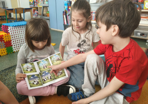 Dzieci opowiadaja historyjkę w swoich grupach.