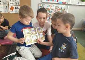 Dzieci opowiadaja historyjkę w swoich grupach.