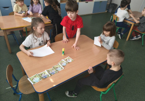 Dzieci z małych zespołach ustalają kolejnośc zdarzeń.